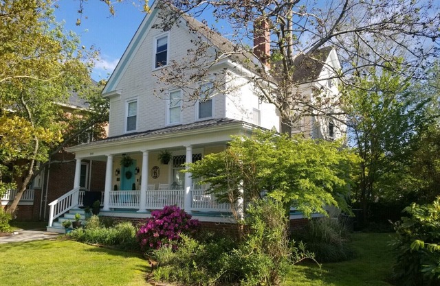 Renovated Gem: Walk to Beach, Historic District Shops, Restaurants, Central Park