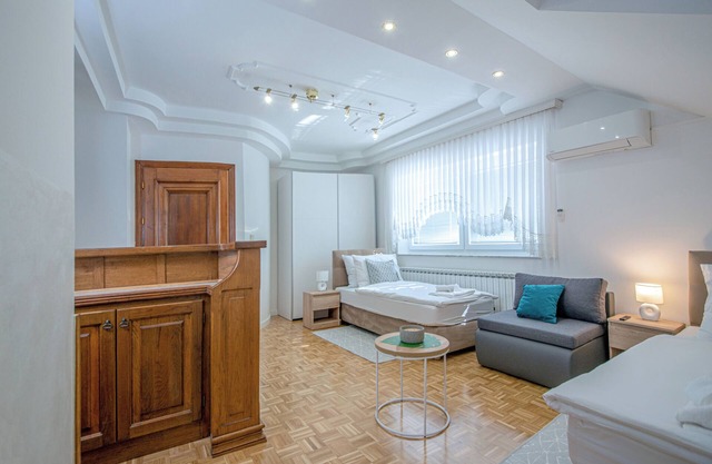 Renovated Holiday Home: Big Parking, Child & Pet-Friendly, Close to Highway Exit