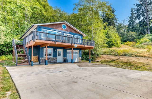 Renovated home with wood stove, water views, & expansive balcony - dog ok