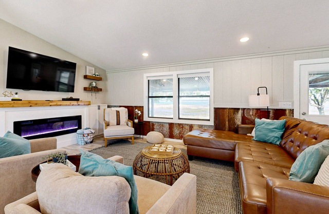 Renovated lakefront home with amazing water views & furnished outdoor areas