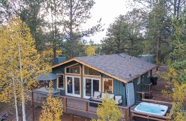 Renovated mountain-view cabin with hot tub, huge deck, grill, & fireplace