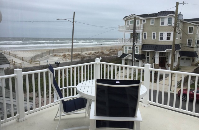 Renovated Nearly Beachfront 4BR 3.5B townhome, Midtown SIC, Spectacular views!