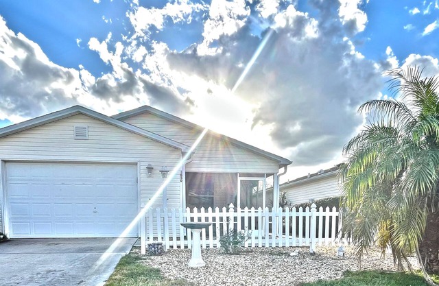 Renovated, Pet Friendly! LIVING IT UP IN THE VILLAGES! 2bed, 1bath Furnished