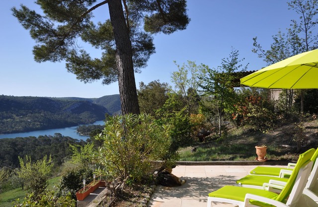 Renovated Provencal farmhouse with panoramic view of Lake Esparron de Verdon