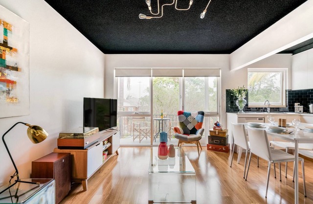 Renovated Retro Apartment Near Harbour Front Walks