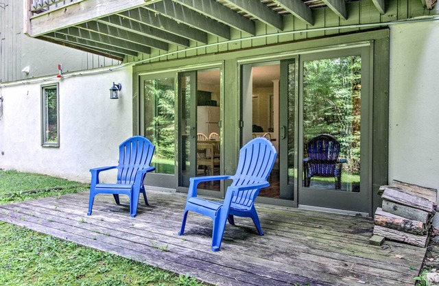 Renovated Ski-In/Ski-Out Peru Condo at Bromley Mtn