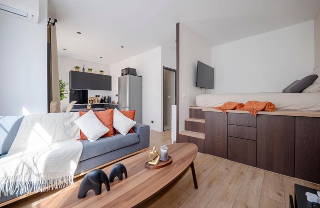 Renovated Studio walking distance to Paris