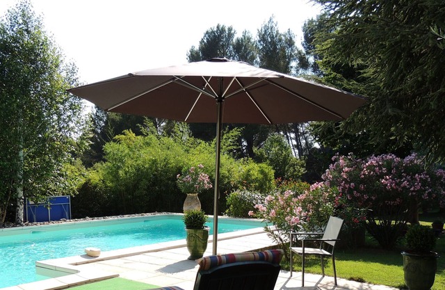 rent house in the luberon with swimming pool