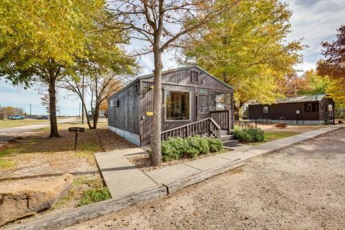 Reservoir and Dock Access Pet-Friendly Kerens Cabin