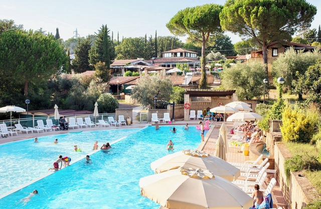 Residence con piscina a Guardistallo