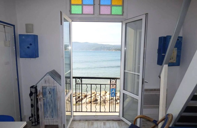 Residence La Jetée - Rare to rent, feet in the water, full sea view, wifi .