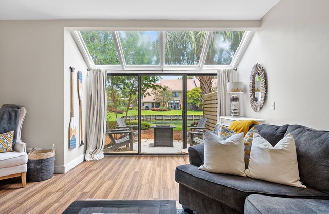 Resort Beachside 2 BR Townhome sleeps 6 + Golf Cart + Fire pit + Pet friendly!