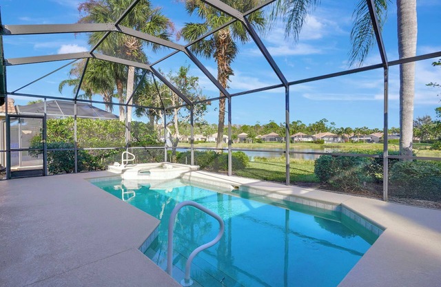 Resort style 2+bed, 2 bath villa with pool/spa in Colonial Country Club Ft Myers
