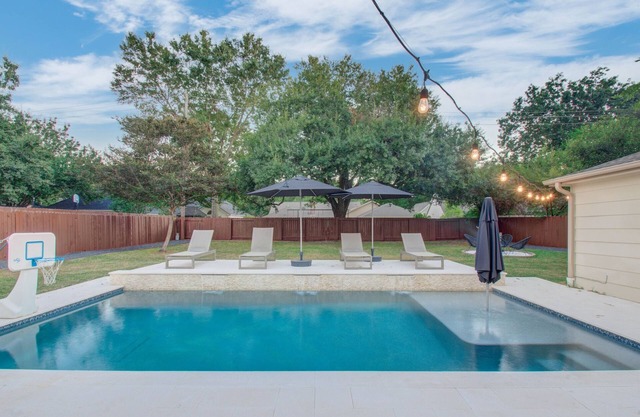 Resort-style Retreat W/Jacuzzi & Gaming