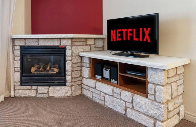 Resort Style w/Balcony, Hot Tub and Full Kitchen