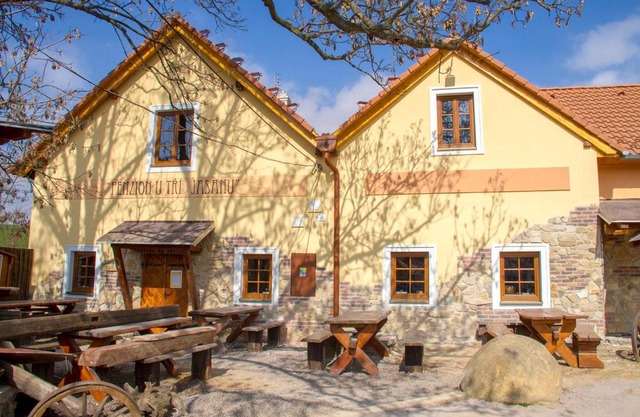 Restaurace & Penzion U Tří Jasanů