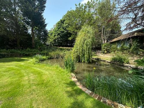 Restful Break 2 BR Woods Cottage 2 Acre Garden gated free Parking