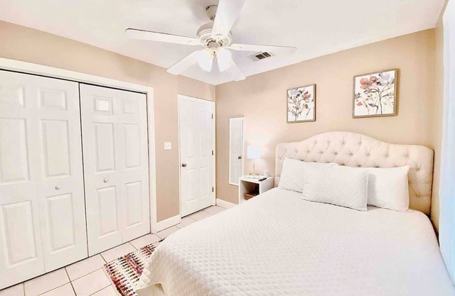Restful Private Guest Room in Upgraded Home