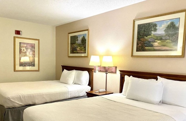 Restful Stay! 2 Great Units Near Parks & Attractions, Free Breakfast & Parking