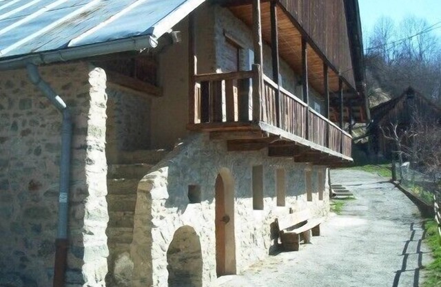 Restored 18th century chalet, calm and conviviality 5 km from the resorts