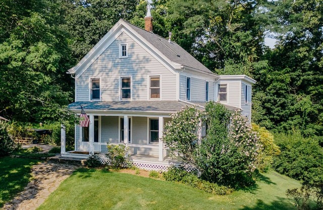 Restored 1890's Farmhouse near Kingston