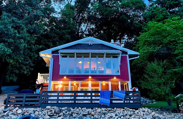 Restored Lodge on beautiful Table Rock Lake in the Ozark Mountains!