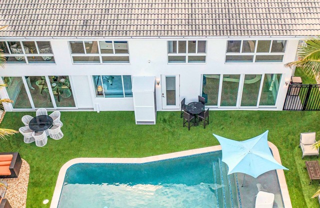 Retreat by Beach | Waterfront | Lago Key