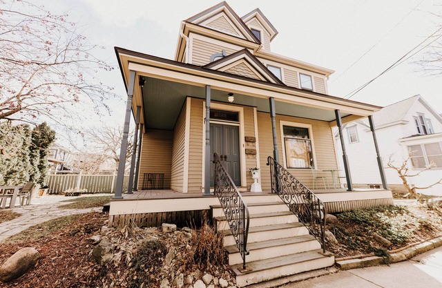 Retro Jewel Box Victorian Steps from Irvine Park