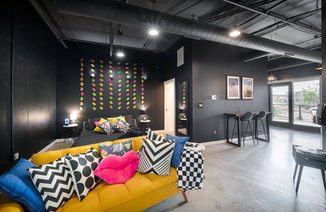 Retro Loft in downtown Des Moines with Terrace, Free Parking, gym, wells fargo
