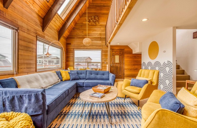 Retro Retreat-Beach Bungalow*HotTub*Block to Beach*Deck*Close to Casino