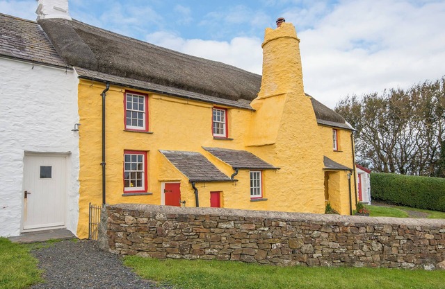 Rhosson Uchaf, Holiday Cottage St Justinians, nr St Davids, Sleeps 6, 3 bedrooms, bathrooms