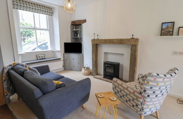RIBBLE COTTAGE, pet friendly, character holiday cottage in Settle