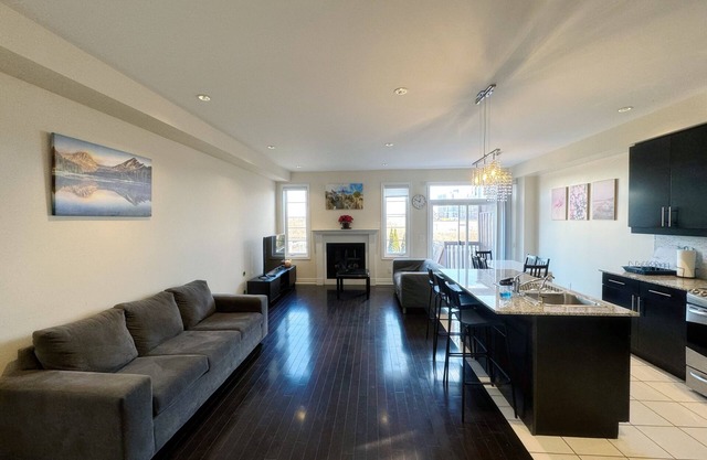 Richmond Hill/near Yonge Street/Hardcoverntownhouse/Four rooms full of sunshine