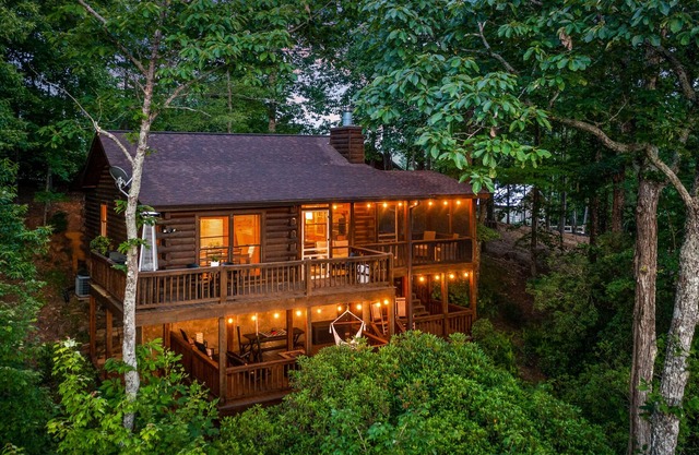 Ridgecrest Cabin: Stunning Views, Hot Tub, Firepit, Screened Porch