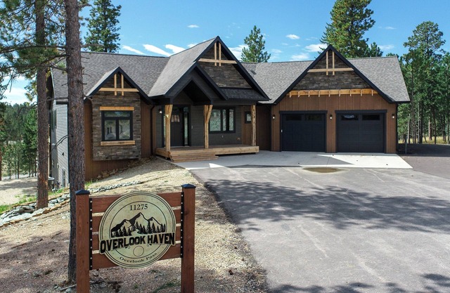 Ridgetop New 3800+ Sq. Ft. Lodge w/Hot Tub, Game Room, Paved Roads and More!