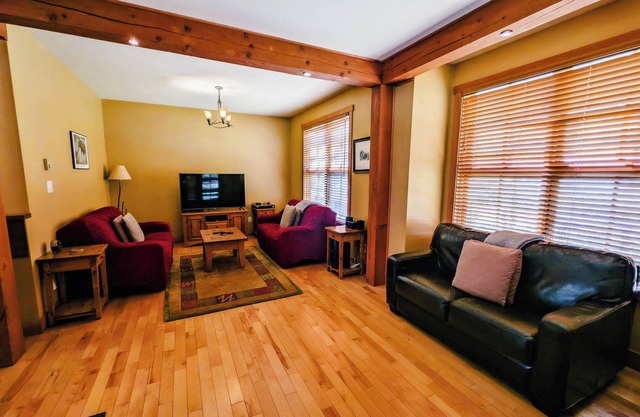 Ridgeview Chalet: 4-bedroom mountain townhouse at Kicking Horse Mountain Resort