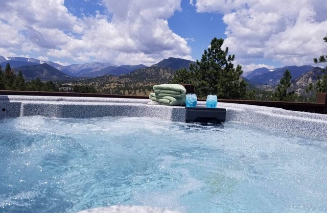 RIDGEVIEW RETREAT/Huge views! Hot tub, fireplaces, A/C, and location!