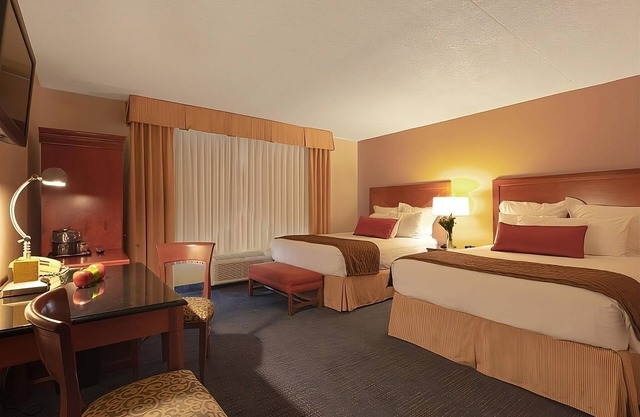 Right Near Downtown! Walk to Shops & Restaurants, FREE Parking, Pool Access