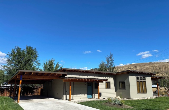 Right next to Ski trail! Adventure Lodge-Walk to Downtown Winthrop&Ice Rink!