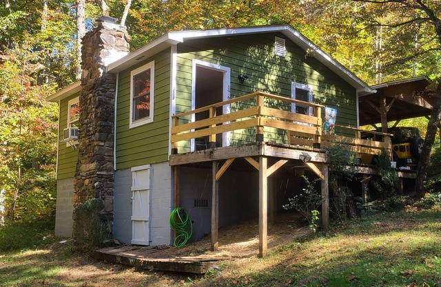 Right off the NC Scenic HWY close to Highlands & minutes to Nantahala forest