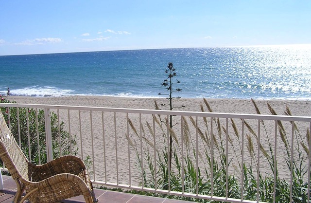 Right on the Beach - Masia del Mar - with your feed in the sand