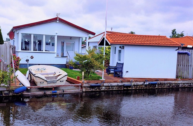 Right on the water - log cabin in Holland for relaxation and water sports
