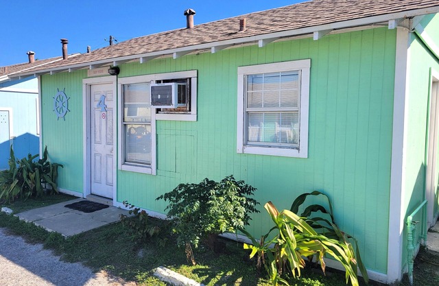Rip Tide! DB4-2 Bedroom/1 Bath Standard Cottage, Walk to the Beach, Dogs OK!