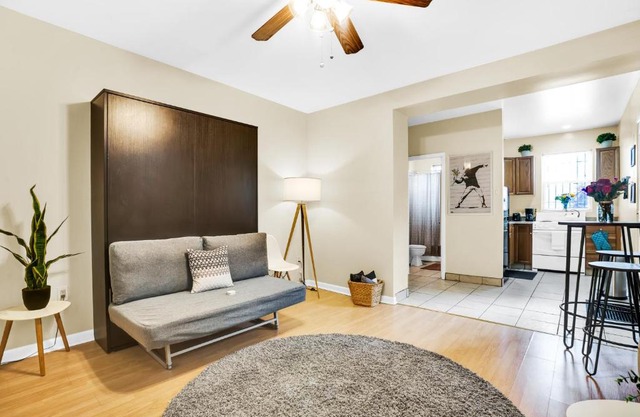 Rittenhouse Studio Apartment with Patio by ACT