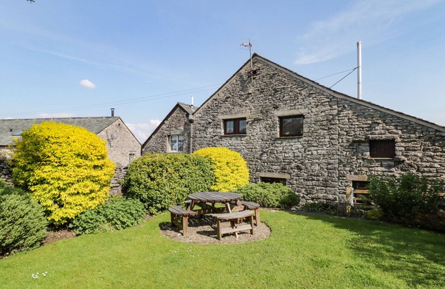 RIVEN OAK, pet friendly, character holiday cottage in Levens
