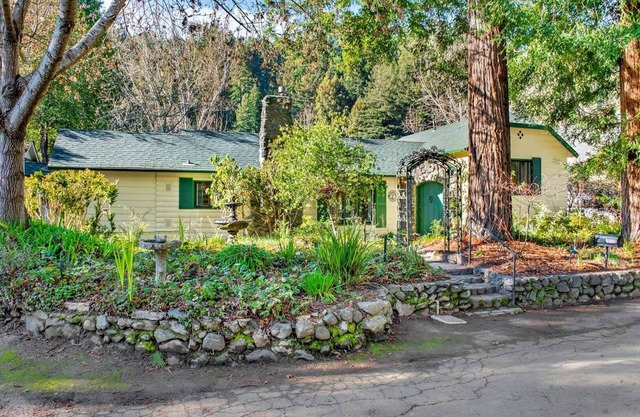 Rivendell ~ Lovely Riverfront Home, Classic Style with Modern Amenities