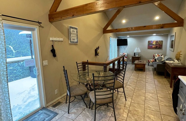 River cabin w access. close to town. Hot tub! 35 foot deck