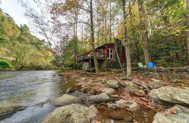 River Haus - Charming riverfront cabin right on the Chattahoochee