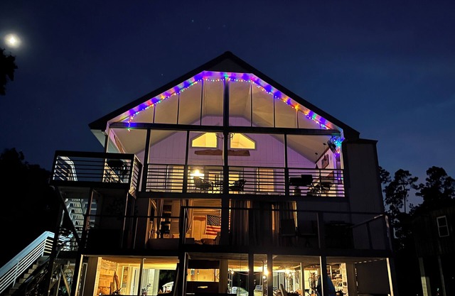 River House with 3 BR, sleeps 10, in Gulfport on the Biloxi River with boat dock