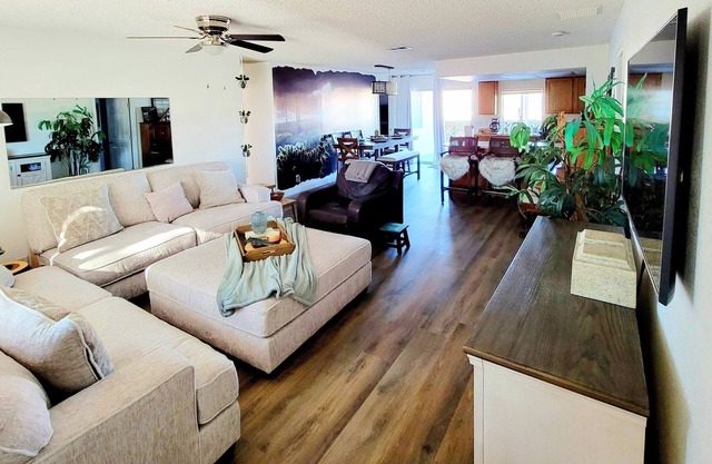 River Retreat Family Home for 8-Pet Friendly, Under 1 mile to Boat Ramp